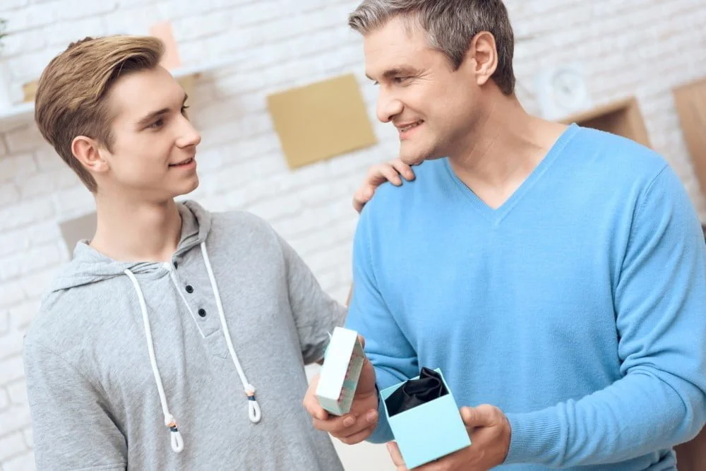 Far der får en gave